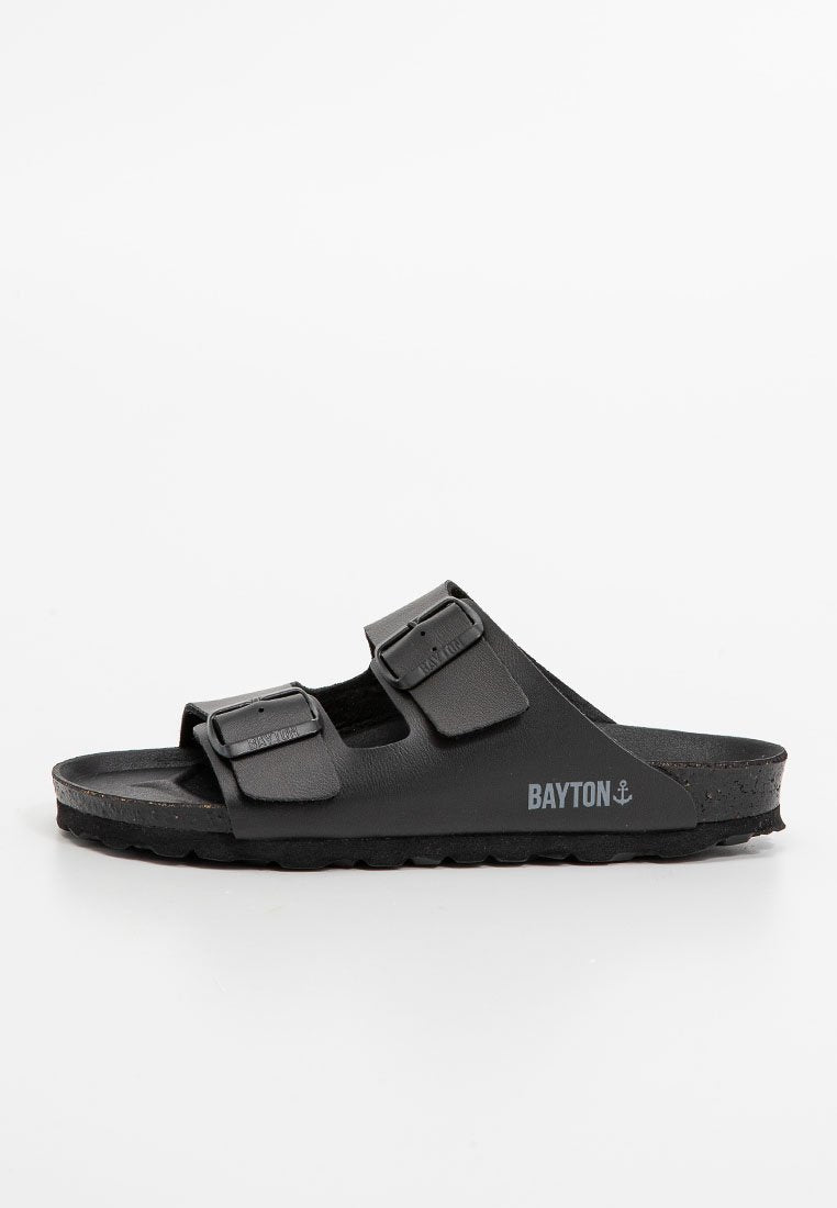 Schwarze Flip-Flops mit zwei verstellbaren Riemen und einem strukturierten Fußbett. Merkmale eine Gummisohle mit dem Namen "BAYTON" in Weiß aufgedruckt.