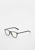 Schwarze, dünn gefasste, rechteckige Brille mit klaren Gläsern, die auf einer weißen Oberfläche liegt und leicht nach rechts geneigt ist.