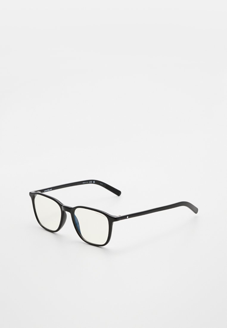 Schwarze, dünn gefasste, rechteckige Brille mit klaren Gläsern, die auf einer weißen Oberfläche liegt und leicht nach rechts geneigt ist.