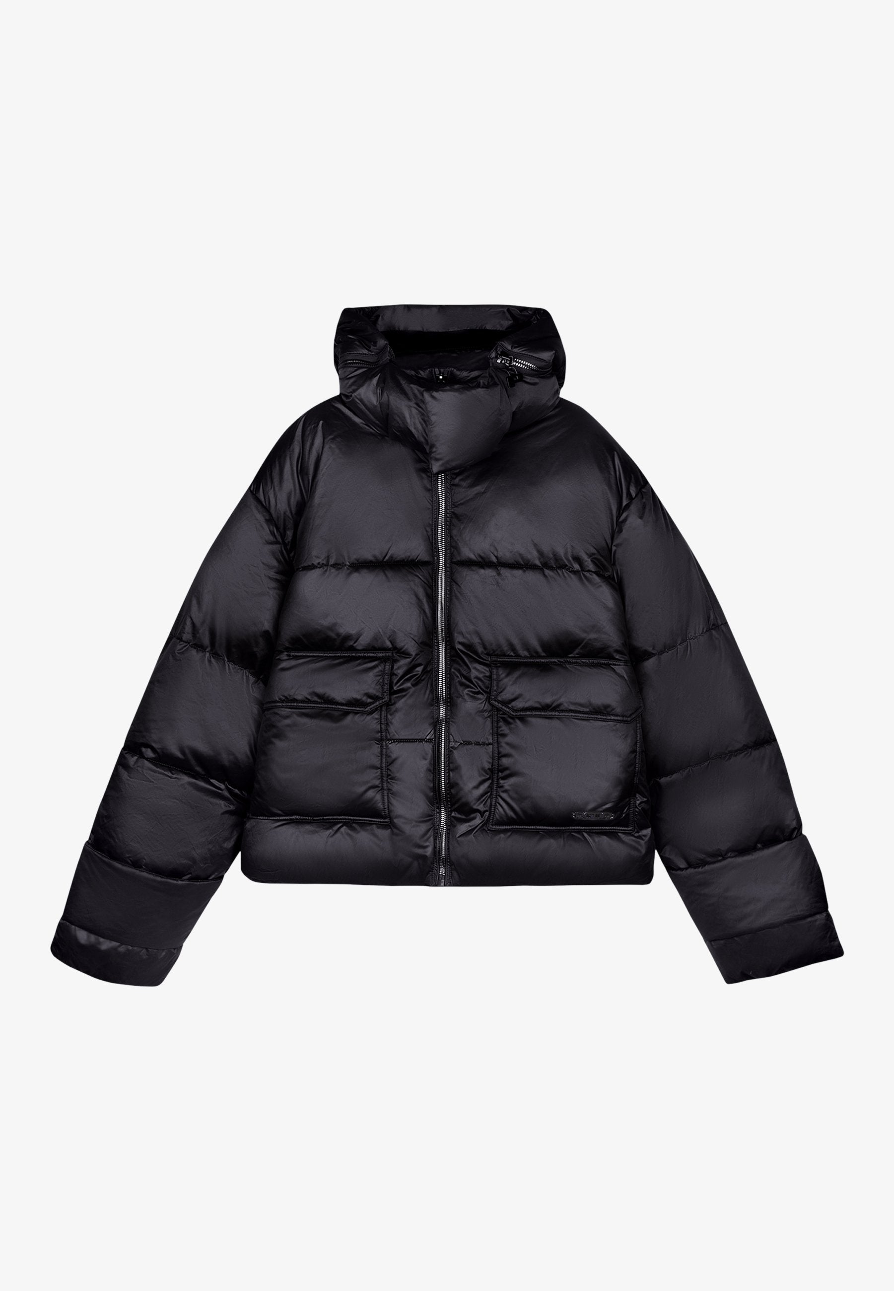 Schwarze, kurz geschnittene Daunenjacke mit Kapuze, die eine glatte, glänzende Textur aufweist, zwei Fronttaschen und einen zentralen Reißverschluss hat.