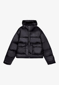 Schwarze, kurz geschnittene Daunenjacke mit Kapuze, die eine glatte, glänzende Textur aufweist, zwei Fronttaschen und einen zentralen Reißverschluss hat.