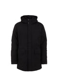 Schwarze isolierte Parkajacke mit Kapuze, Druckknopfverschluss, zwei vorderen Taschen und geradem Saum aus glattem, mattem Stoff.