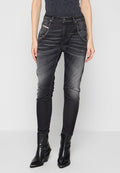 Schwarze Jeans mit schmalem Schnitt, die von dunkel nach hell verblassen, mit fünf Taschen und dezenten Nähdetails. Glatte Denim-Oberfläche.