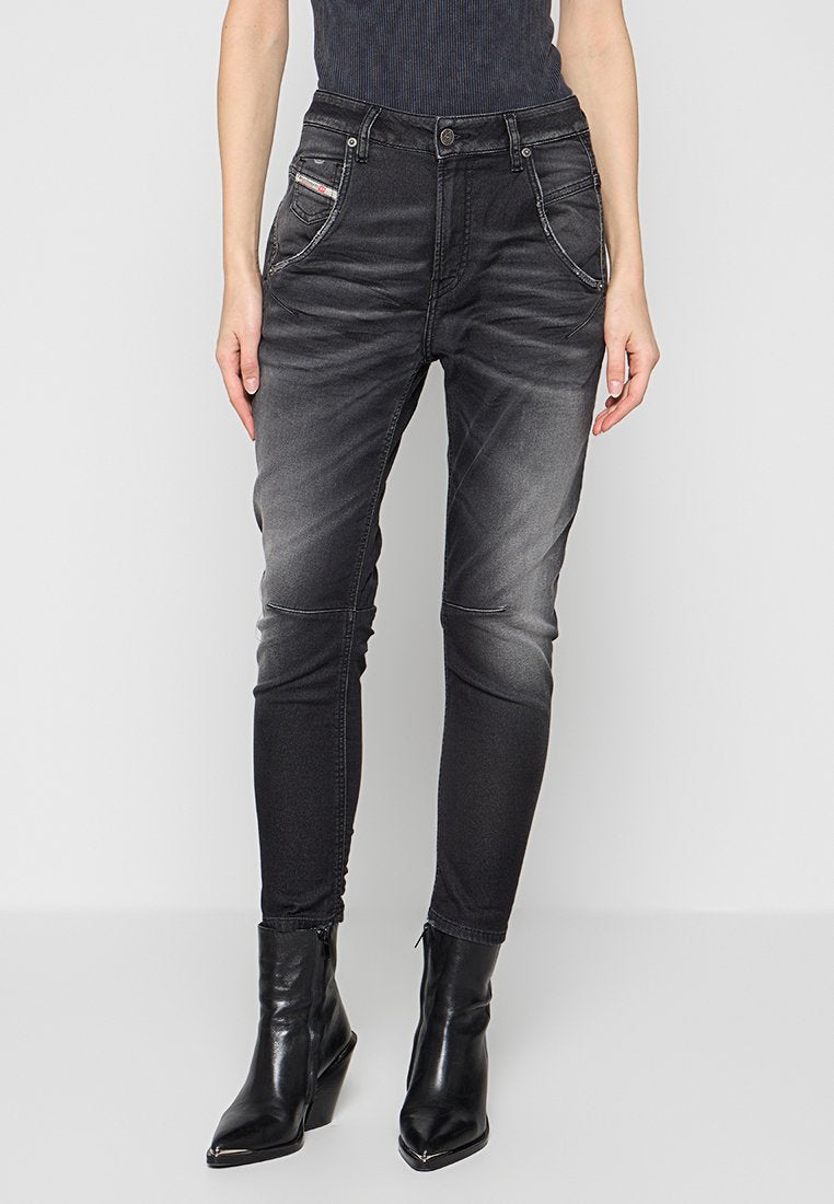 Schwarze Jeans mit schmalem Schnitt, die von dunkel nach hell verblassen, mit fünf Taschen und dezenten Nähdetails. Glatte Denim-Oberfläche.