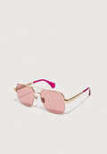 Quadratische Sonnenbrille mit einem goldenen Metallrahmen, rosa getönten Gläsern und rosa Akzenten an den Bügeln. Merkmale ein minimalistisches Design und klare Beschläge.