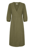 Olivenfarbenes, knielanges Kleid mit V-Ausschnitt, gerafften Puffärmeln und einem weichen, strukturierten Stoff. Verfügt über ein Wickeldesign und eine lockere Passform.