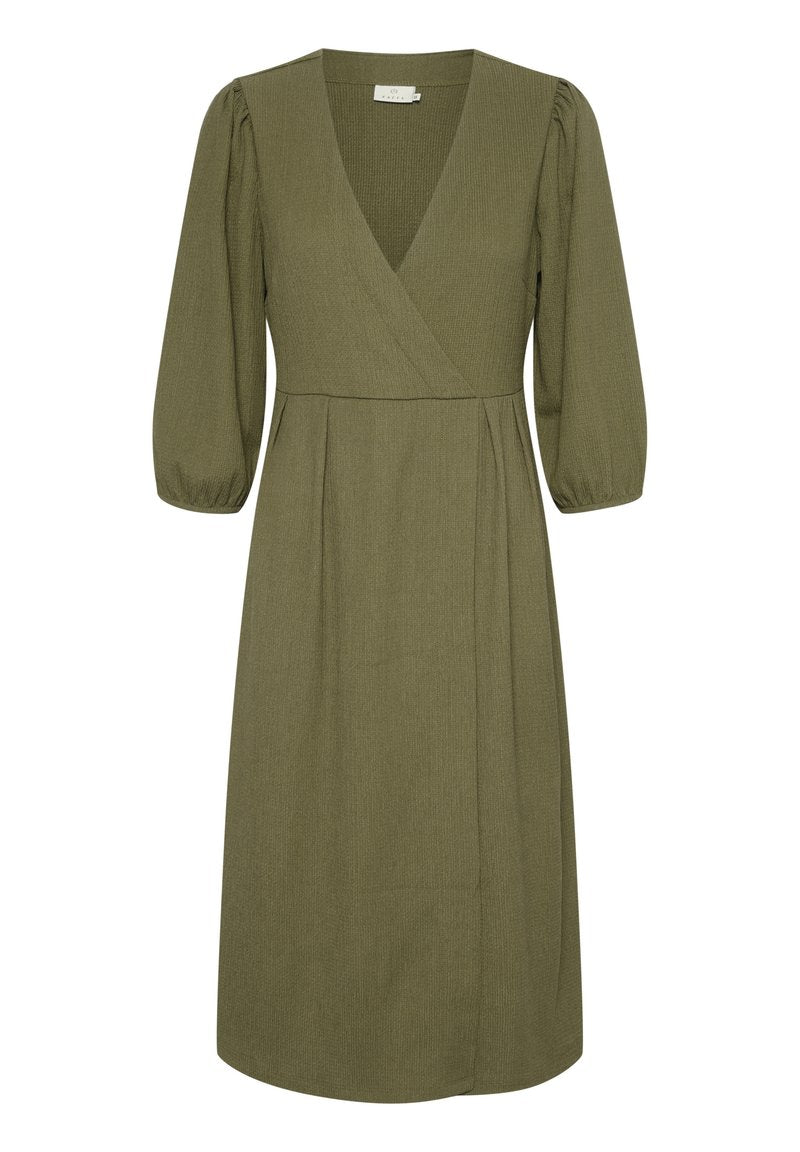 Olivenfarbenes, knielanges Kleid mit V-Ausschnitt, gerafften Puffärmeln und einem weichen, strukturierten Stoff. Verfügt über ein Wickeldesign und eine lockere Passform.