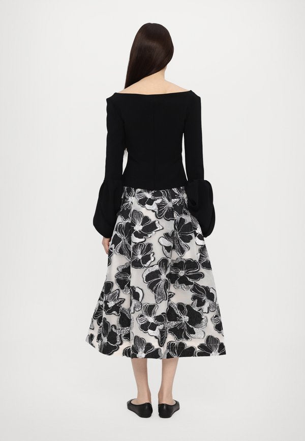 A.W.A.K.E. MODE SQUARE DÉCOLLETÉ AND EXAGGERATED PUFF CUFFS