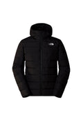 Schwarze Daunenjacke mit Reißverschluss vorne, Kapuze und seitlichen Taschen. Hat ein gestepptes Design mit einer glatten Textur. Logo auf der linken Brustseite.
