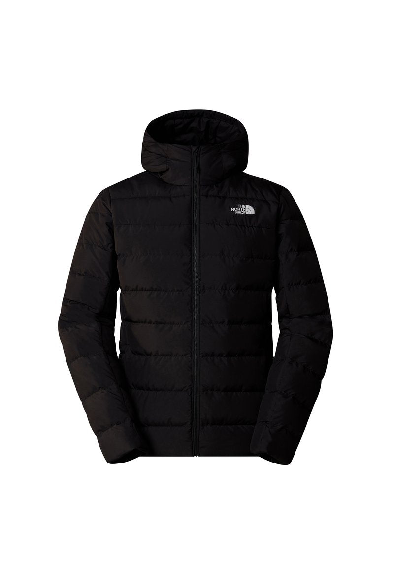 Schwarze Daunenjacke mit Reißverschluss vorne, Kapuze und seitlichen Taschen. Hat ein gestepptes Design mit einer glatten Textur. Logo auf der linken Brustseite.