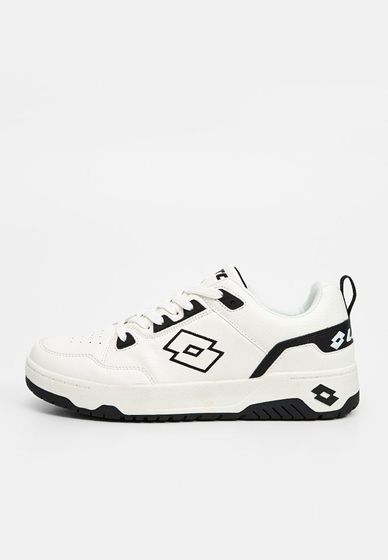 Weiße Sneaker aus synthetischem Leder mit schwarzen Akzenten, ausgestattet mit einer dicken Sohle, runder Zehenform, Schnürdesign und auffälligem Logo.