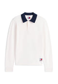 Weißes langärmliges Poloshirt mit marineblauem Kragen und kleinem Tommy Jeans Logo-Aufnäher nahe dem Saum vor weißem Hintergrund.