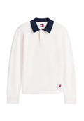 Weißes langärmliges Poloshirt mit marineblauem Kragen und kleinem Tommy Jeans Logo-Aufnäher nahe dem Saum vor weißem Hintergrund.