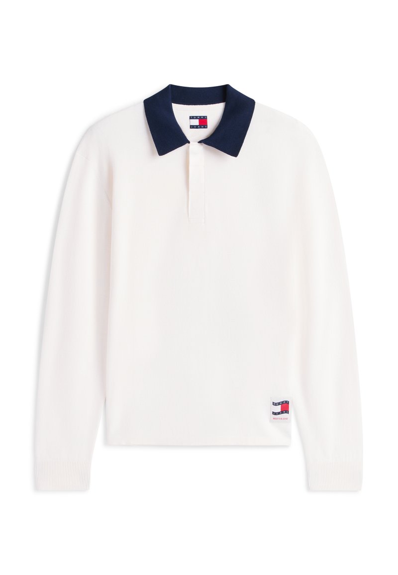 Weißes langärmliges Poloshirt mit marineblauem Kragen und kleinem Tommy Jeans Logo-Aufnäher nahe dem Saum vor weißem Hintergrund.