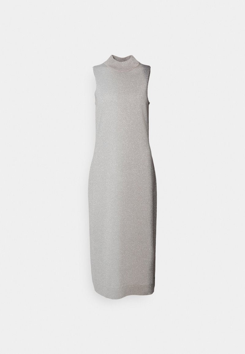 Strickkleid ohne Ärmel mit hohem Kragen, einfarbig in hellgrau, metallic glänzend, figurbetonte Silhouette und Saum, der unter das Knie fällt.