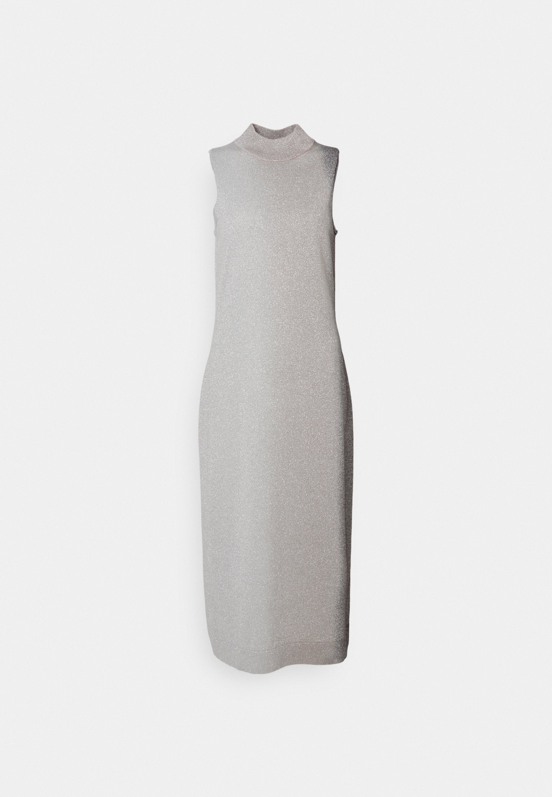 Strickkleid ohne Ärmel mit hohem Kragen, einfarbig in hellgrau, metallic glänzend, figurbetonte Silhouette und Saum, der unter das Knie fällt.