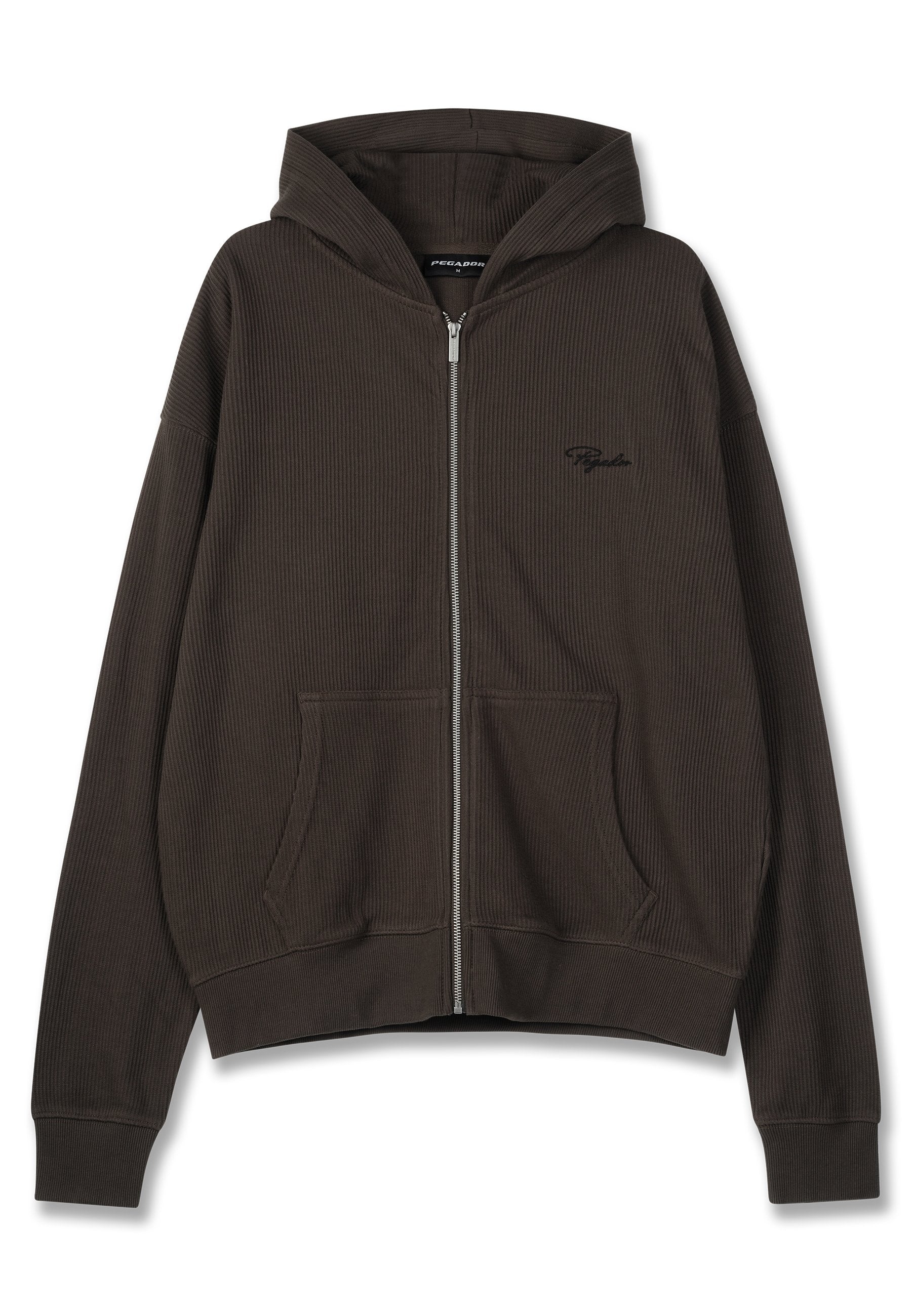 Braune gerippte Kapuzenjacke mit Reißverschluss, zwei vorderen Taschen und einem kleinen Logo, das auf der linken Seite gestickt ist. Weiche Textur und lockere Passform.
