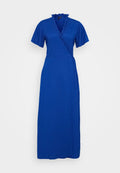 Blaues Wickelkleid mit kurzen, flatternden Ärmeln, strukturiertem Stoff, rüschigem Kragen und einem Selbstbindegürtel. Bodenlanges Design.