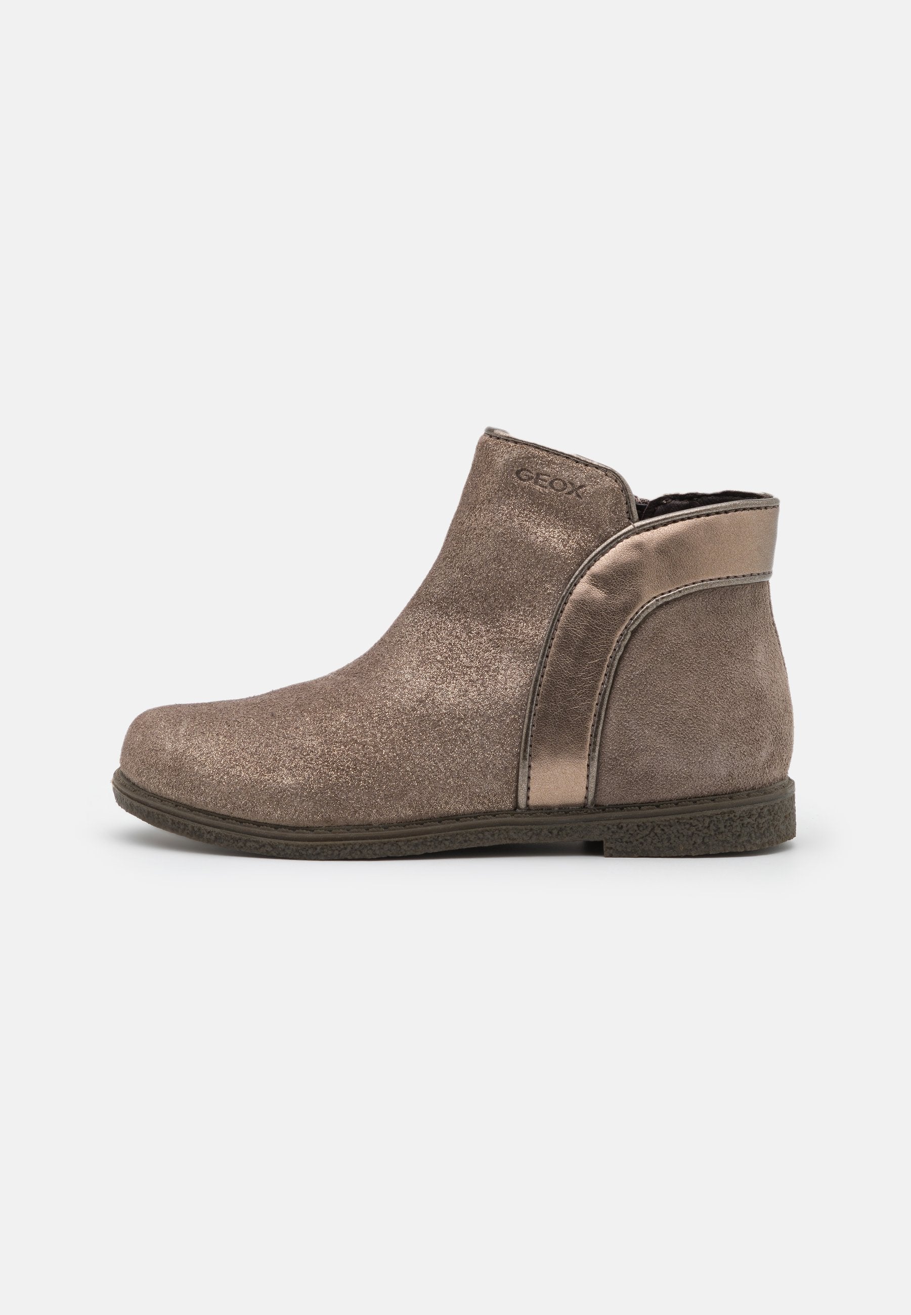 Brauner Knöchelstiefel mit strukturierter Wildlederoberfläche, metallischem Akzent an der Seite, runder Zehenpartie und flacher Gummisohle.