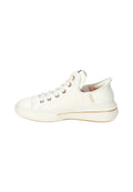 Weiße Ledersneaker mit runder Spitze, flacher Sohle und roségoldenen Ösen. Texturiertes Obermaterial, gepolsterter Schaft und dezente Markenkennzeichnung an der Seite.