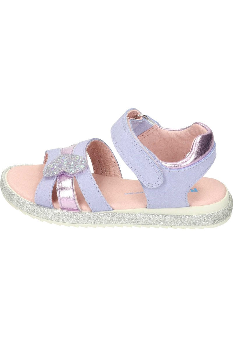 Kindersandale in Lila und Pink mit glitzerndem silbernen Sohlen und herzförmiger Dekoration am vorderen Riemen, ausgestattet mit verstellbaren Klettverschlüssen.