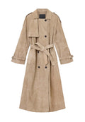 Beiger Trenchcoat aus Wildleder mit tailliertem Gürtel, langen Ärmeln, Knopfleiste und großem Kragen. Verfügt über Schulterklappen und Seitentaschen.
