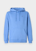 Hellblaue Kapuzenjacke aus weichem Material, mit einer vorderen Kängurutasche, einer Kapuze mit Zugband und einem kleinen Logo auf der Brust.