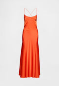 Langes, bodenlanges Kleid aus leuchtend orangefarbenem Satin. Es hat dünne, überkreuzte Träger und eine schlanke, figurbetonte Silhouette mit einem fließenden Rock.