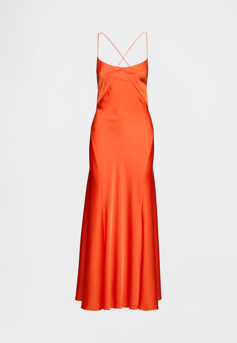 Langes, bodenlanges Kleid aus leuchtend orangefarbenem Satin. Es hat dünne, überkreuzte Träger und eine schlanke, figurbetonte Silhouette mit einem fließenden Rock.