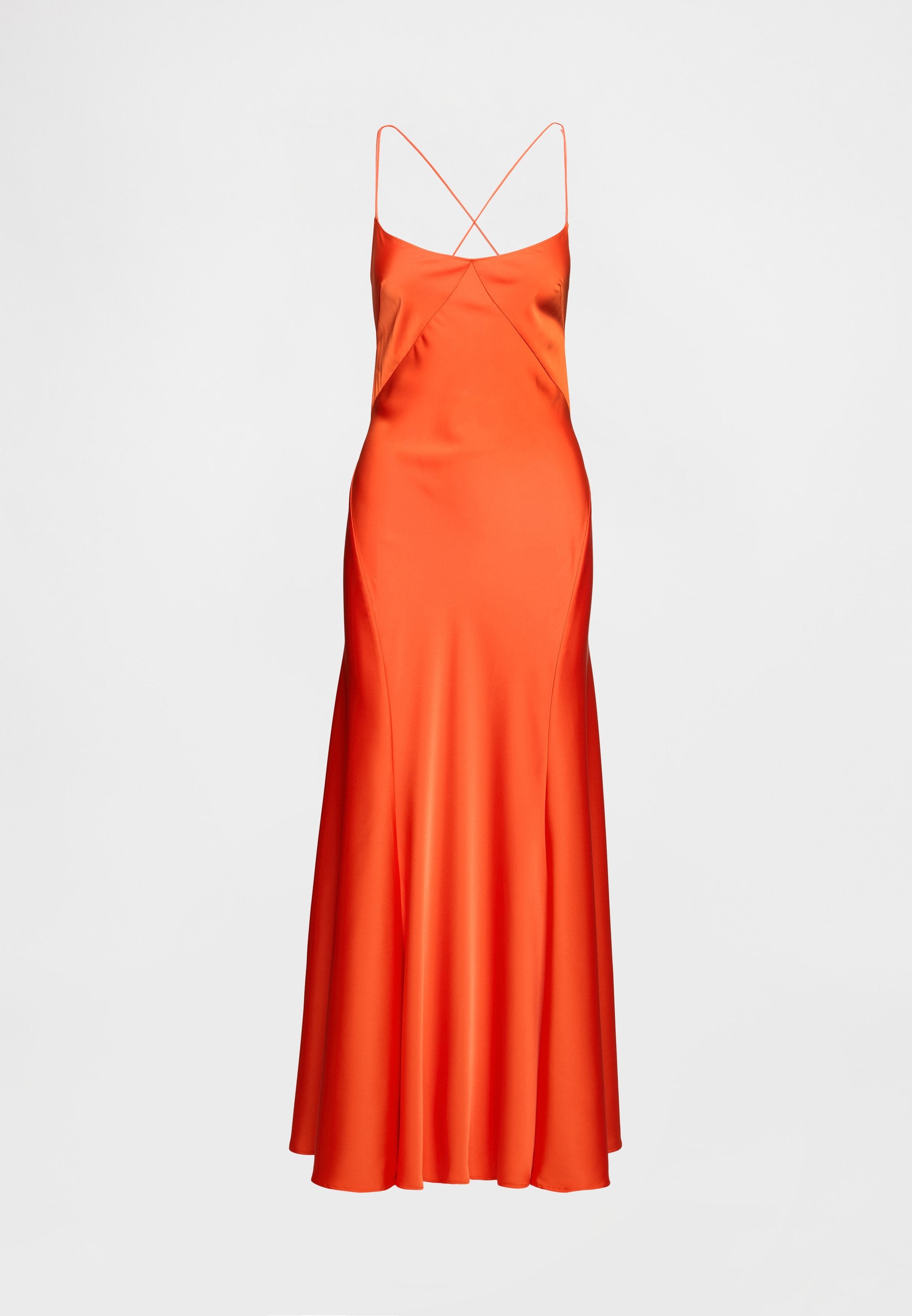 Langes, bodenlanges Kleid aus leuchtend orangefarbenem Satin. Es hat dünne, überkreuzte Träger und eine schlanke, figurbetonte Silhouette mit einem fließenden Rock.