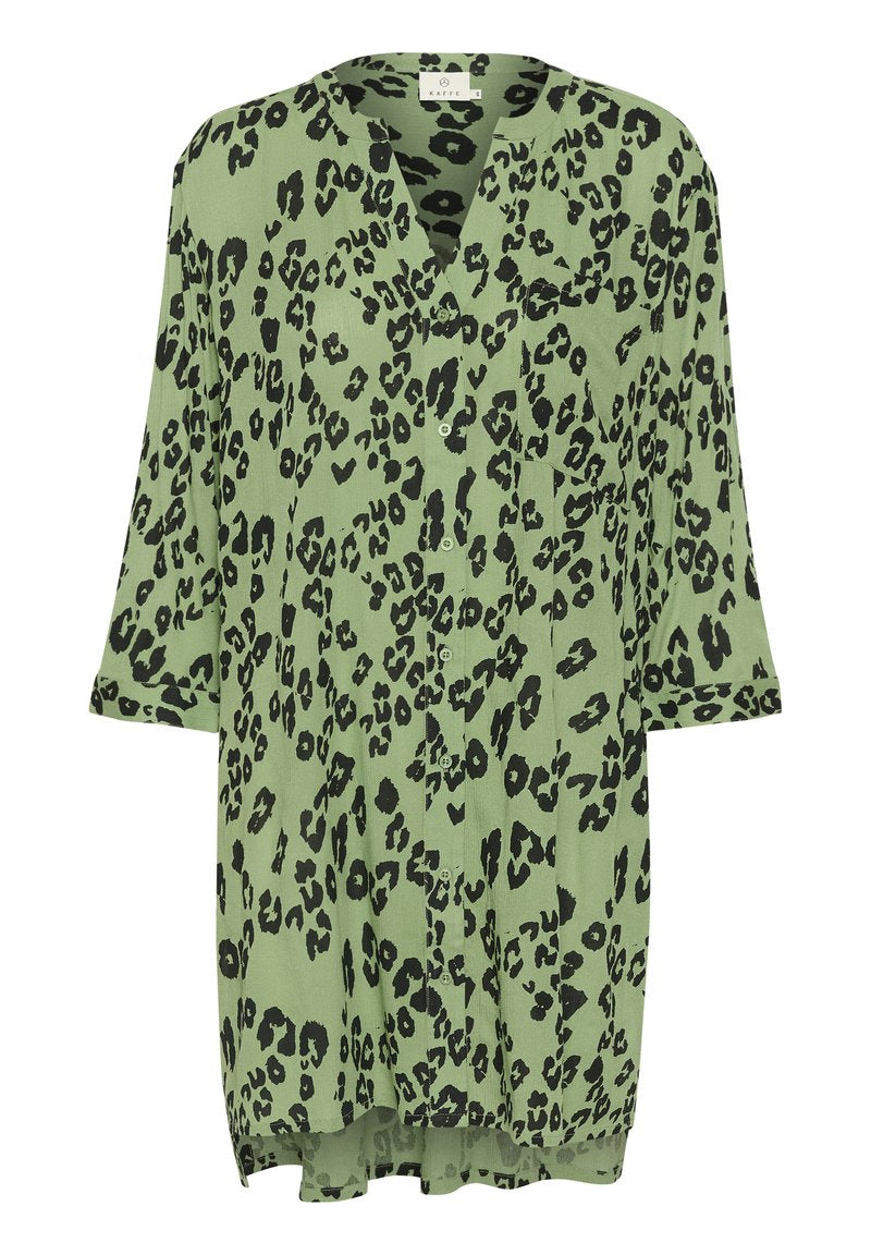 Grüne Bluse mit schwarzem Leopardenmuster, ausgestattet mit einem V-Ausschnitt, Dreiviertelärmel, Knopfverschluss und einem leicht ausgestellten Saum.