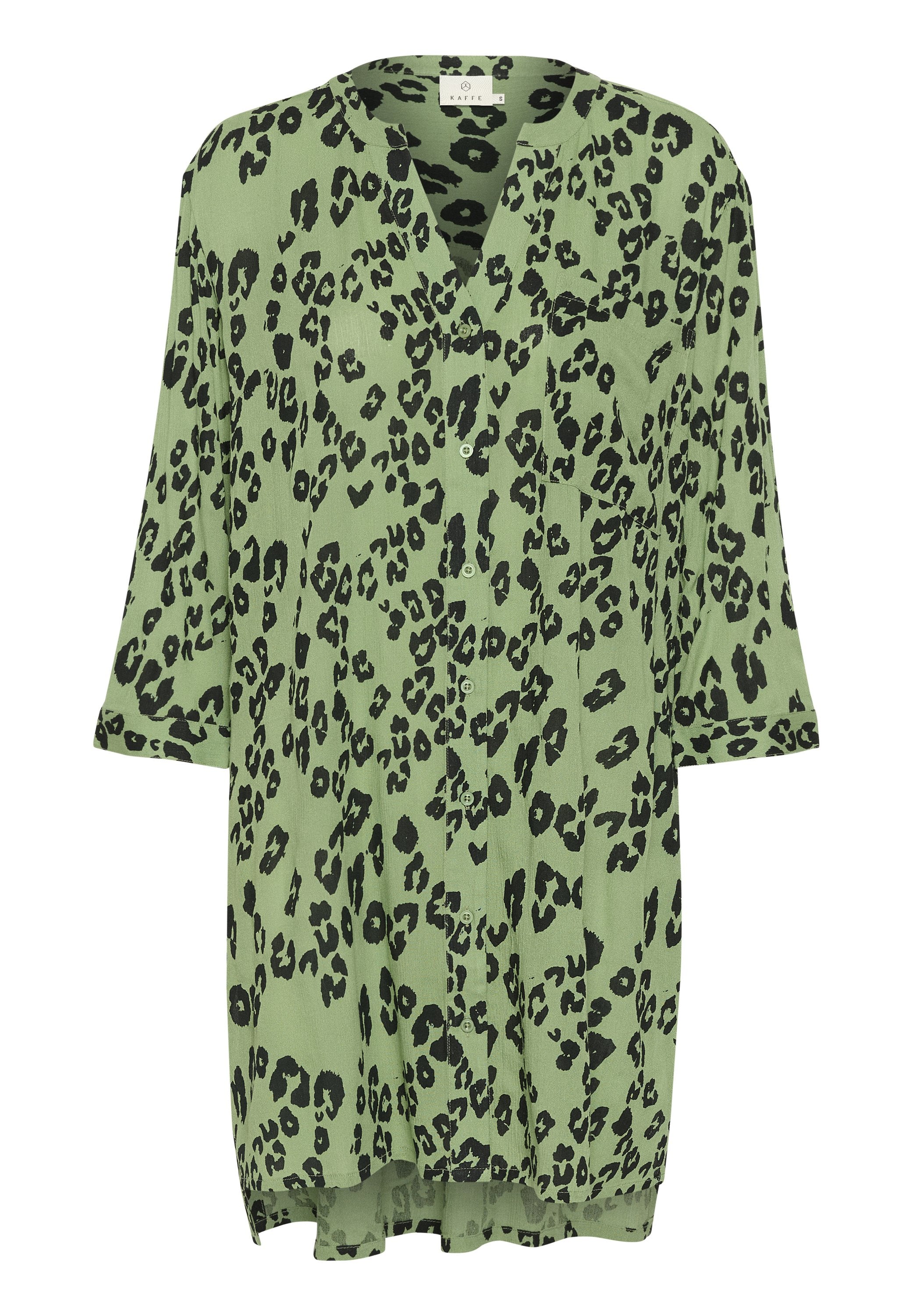 Grüne Bluse mit schwarzem Leopardenmuster, ausgestattet mit einem V-Ausschnitt, Dreiviertelärmel, Knopfverschluss und einem leicht ausgestellten Saum.