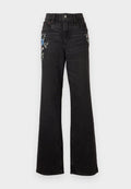 Schwarze Jeans mit hoher Taille und weitem Bein, bestickt mit blauen und weißen Blumenmustern auf den oberen Oberschenkeln, im Fünf-Taschen-Stil.