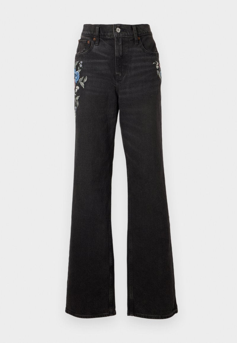 Schwarze Jeans mit hoher Taille und weitem Bein, bestickt mit blauen und weißen Blumenmustern auf den oberen Oberschenkeln, im Fünf-Taschen-Stil.