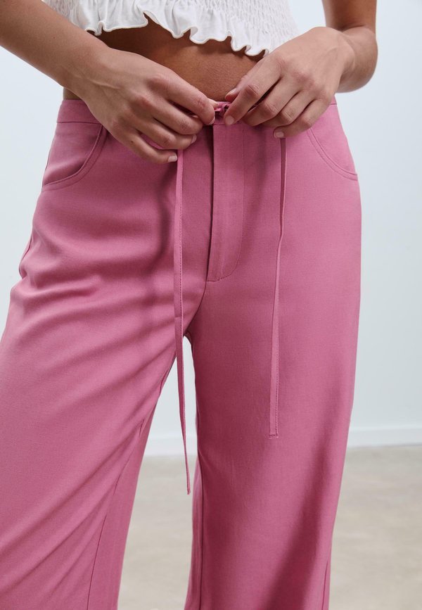Stradivarius FLOWY WITH POCKETS
