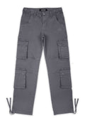 Graue Cargo-Hosen mit mehreren Seitentaschen, Kordelzugsaum und strapazierfähigem Stoff. Mit einem Logo auf der rechten Hüfte.