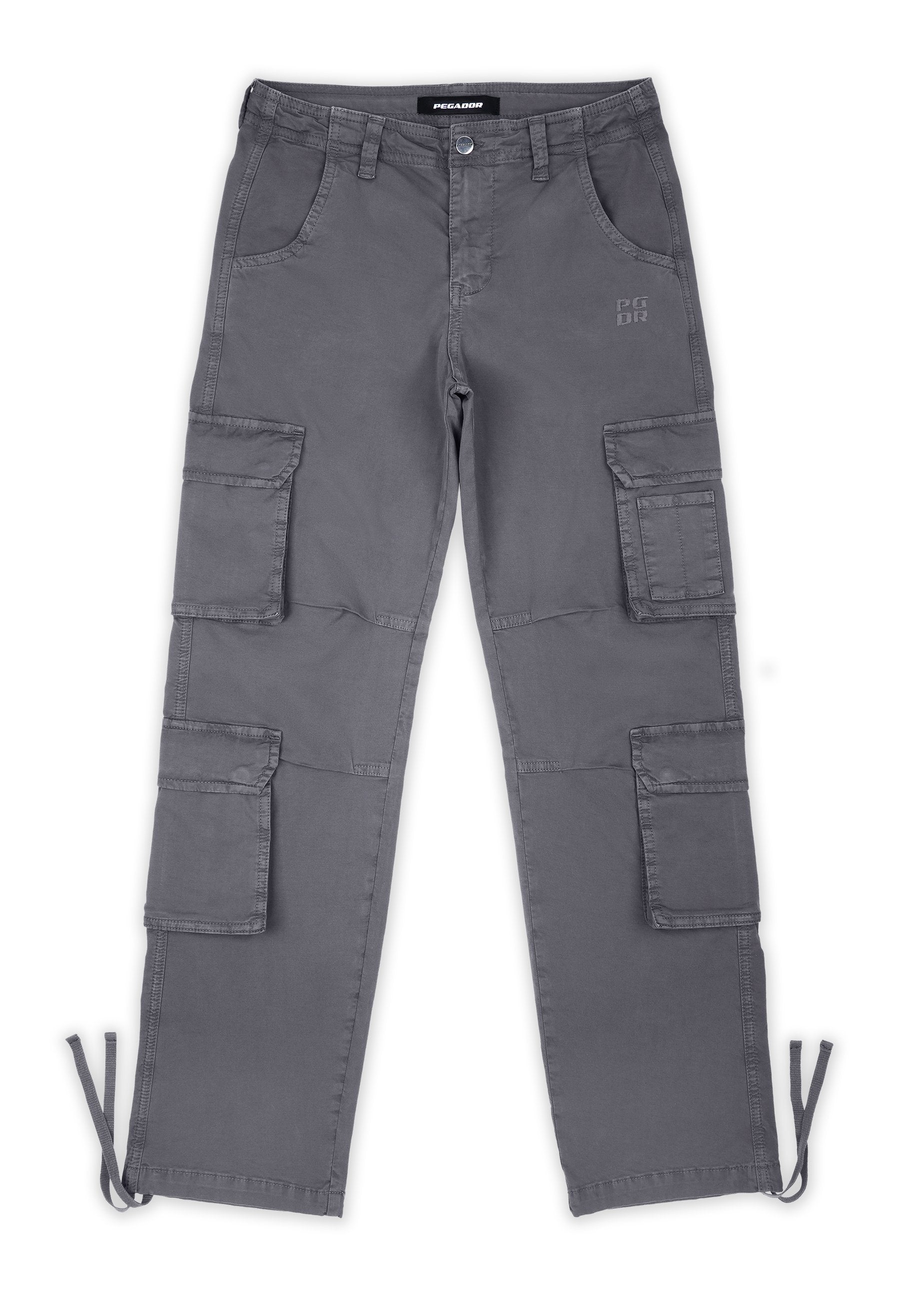 Graue Cargo-Hosen mit mehreren Seitentaschen, Kordelzugsaum und strapazierfähigem Stoff. Mit einem Logo auf der rechten Hüfte.