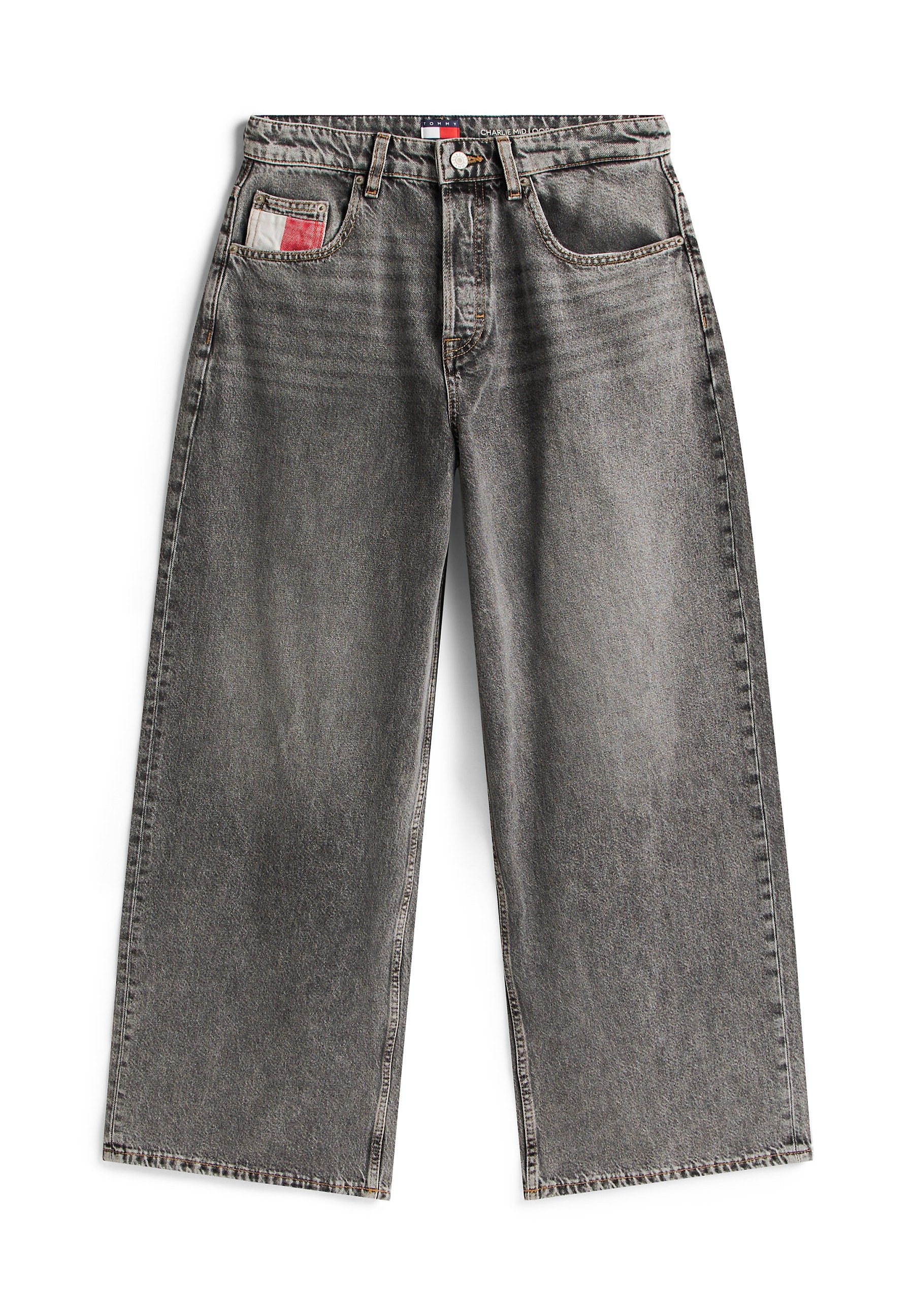 Weite Jeans aus verwaschenem schwarzem Denim mit einem Knopfverschluss vorne, fünf Taschen und einem kleinen rot-weißen Etikett an der Hintertasche.