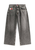Weite Jeans aus verwaschenem schwarzem Denim mit einem Knopfverschluss vorne, fünf Taschen und einem kleinen rot-weißen Etikett an der Hintertasche.