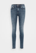 Schlanke Jeans in mittlerem Denim-Waschungen, ausgestattet mit einem klassischen Fünf-Taschen-Design, subtilen Abnutzungen und fransigen Säumen für einen lässigen Look.