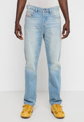 Hellblaue Denimjeans mit geradem Bein, subtilen Verwaschungen und kontrastierenden Nähten. Mit Knopfverschluss und fünf klassischen Taschen.