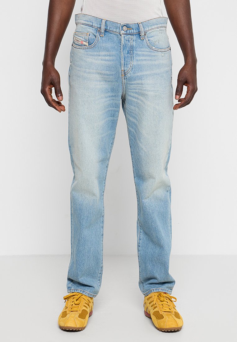 Hellblaue Denimjeans mit geradem Bein, subtilen Verwaschungen und kontrastierenden Nähten. Mit Knopfverschluss und fünf klassischen Taschen.