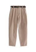 Beige Hosen mit lässiger Passform, gefaltetem Vorderteil und schwarzem Gürtel mit goldener Schnalle. Hergestellt aus weichem Baumwollstoff.