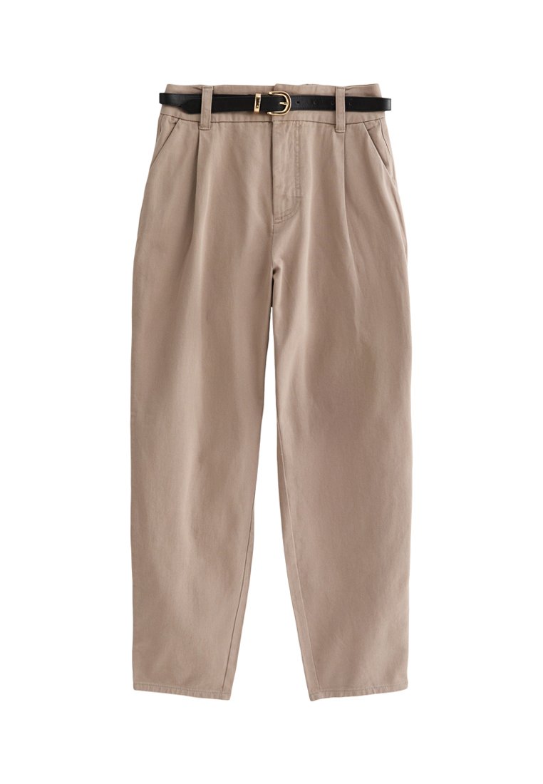 Beige Hosen mit lässiger Passform, gefaltetem Vorderteil und schwarzem Gürtel mit goldener Schnalle. Hergestellt aus weichem Baumwollstoff.
