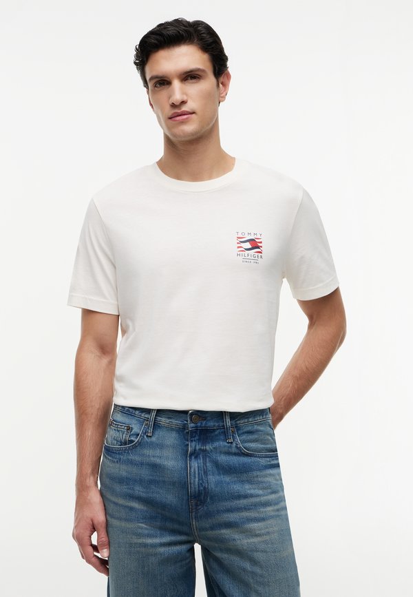 Tommy Hilfiger AMERICANA GRAPHIC LOGO TEE - Print T-shirt - ivory petal