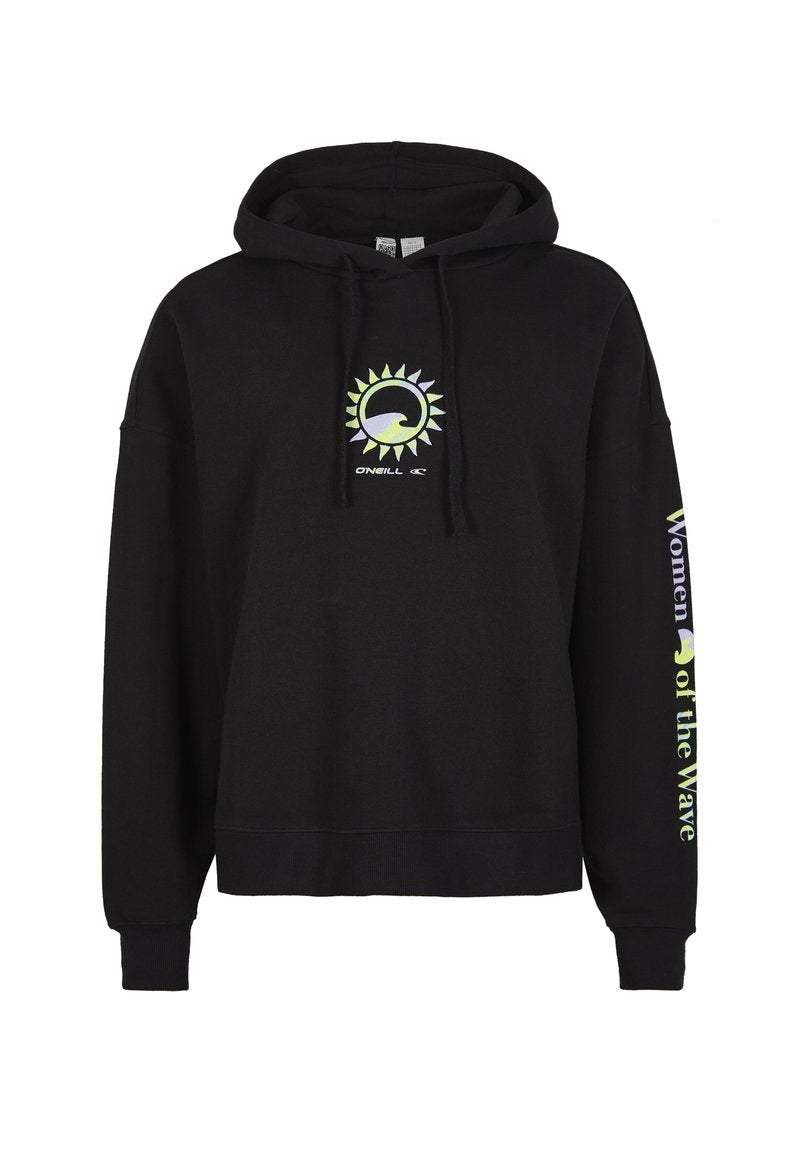 Schwarzer Kapuzenpullover mit einem Vorderdruck von Sonne und Welle. Der linke Ärmel ist mit dem Text "Women of the Wave" in lebhaften Farben versehen.