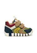 Bunt gefärbter Sneaker mit einer Kombination aus blauen, grünen, burgunderfarbenen und tanfarbenen Materialien. Verfügt über doppelte Klettverschlüsse und strukturierte Akzente.