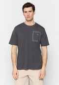 Graues T-Shirt mit kurzen Ärmeln aus weichem Stoff, das eine quadratische Tasche mit einem gestreiften Muster und einem Logo auf der oberen linken Seite hat.
