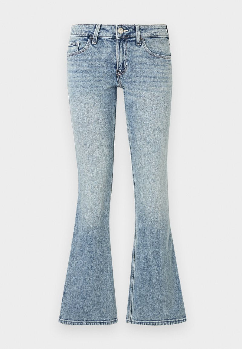Helle hellblaue Schlagjeans aus Denim, mit einem Knopfverschluss vorne, fünf Taschen und dezentem Verblassen entlang der Beine.