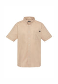 Beiges Kurzarm-Hemd mit Knopfleiste, einem Button-Down-Kragen und einer Brusttasche mit kleinem Markenlabel.